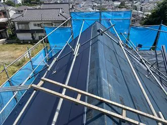屋根カバー工法：屋根材を敷設