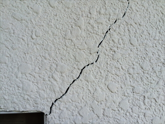 湘南地区茅ヶ崎市内壁雨漏りの原因は外壁の亀裂にありました