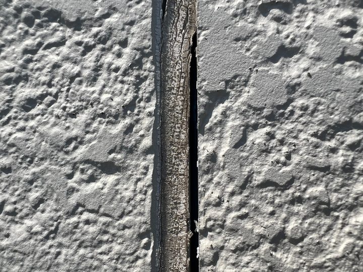 劣化症状が目立つシーリング