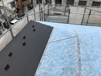 屋根カバー工法の様子２