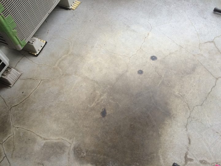 コンクリート床のバルコニーのひび