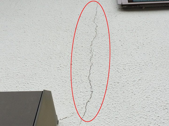 モルタル外壁の縦に長い亀裂
