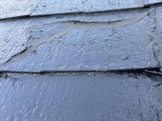 横浜市戸塚区前田町のお住まいのスレート屋根は３年前に行った屋根塗装が、スレート屋根に必要な隙間を埋めてしまっている危険な状態でした