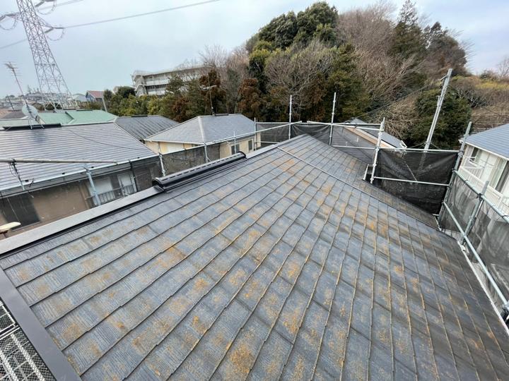 劣化したコロニアル屋根