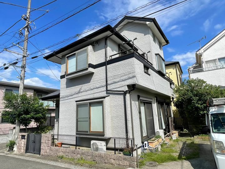 グレーの住宅