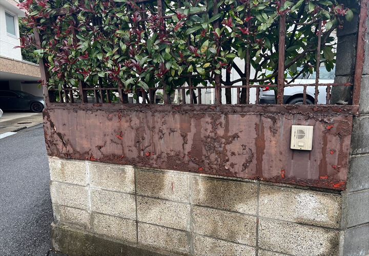 横浜市緑区長津田で門の塗装を考えているお客様の調査に伺いました