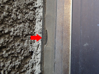 茅ヶ崎市の外壁塗装前点検　サッシ付近のコーキングが剥がれそうになっている