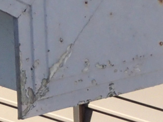 横浜市緑区　屋根塗装前の調査　破風板の塗膜が剥がれている