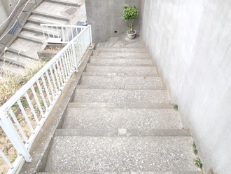 横浜市磯子区　お住まいの塗り替え前調査　急な階段がある