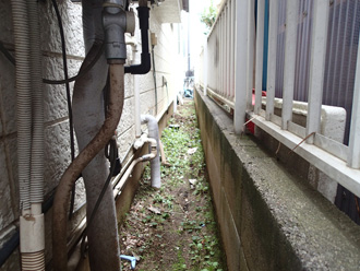 横浜市金沢区　外壁塗装前の点検　近隣とのスペースがあまりない