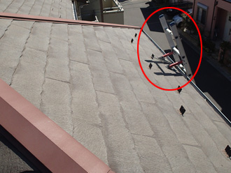 横浜市南区　屋根に上るために補助金具の付いたはしごを使います