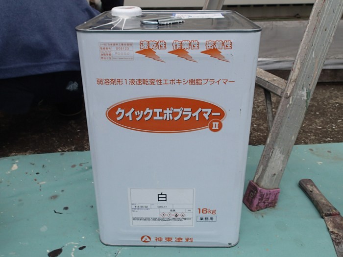 三浦市初声町入江にて工場の錆びたキュービクルをクイックエポプライマーで塗装