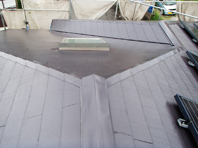 寒川町小動にて遮熱塗料サーモアイ４Fで太陽光の載ったスレート屋根を塗装