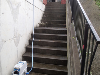 横浜市栄区　外装リフォーム前の点検　入り口に階段がある