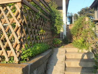 平塚市　別荘のリフォーム前調査　階段付近は結構狭い