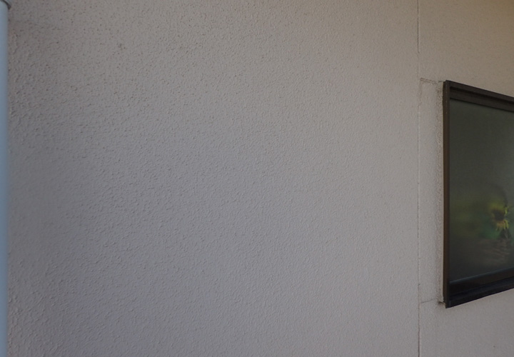 塗膜に劣化の見られるモルタル外壁