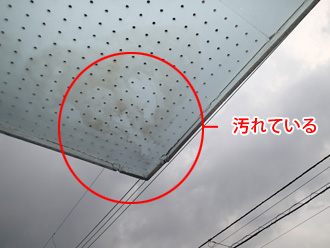 横浜市金沢区　外壁塗装前の点検　軒天が汚れている