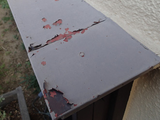 川崎市高津区　外壁塗装前の点検　庇の塗膜が剥がれている