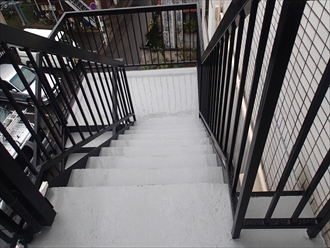 横浜市港北区で塗装したばかりの外階段に錆