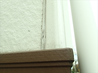 横浜市泉区で外壁屋根塗装工事の現地調査　コーキングのヒビ