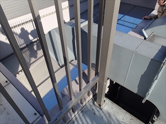 東京都港区のビル屋上で鉄部塗装　格子部分