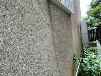 横浜市神奈川区六角橋でリシン吹き付け仕上げのモルタル外壁を調査しました