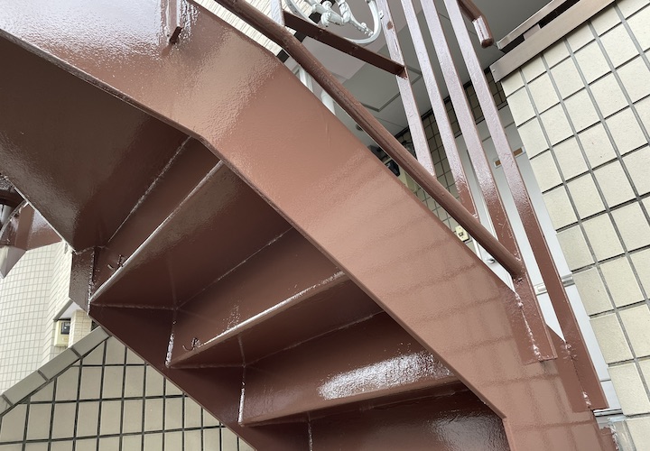 横浜市西区戸部町にて、アパートの鉄階段をセラMレタンで塗装メンテナンスを行いました