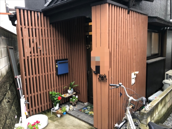 横浜市神奈川区鳥越で無垢の木でできた柵を塗装工事しました