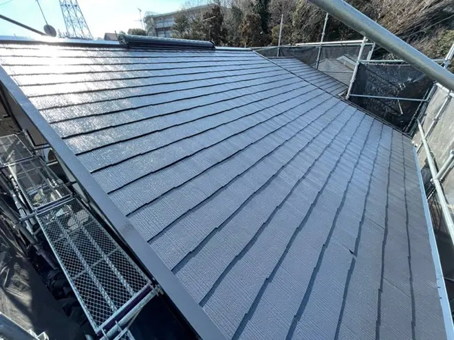 横浜市旭区今宿でニューコロニアルの屋根をサーモアイ4F（クールブラック）で塗装工事いたしました