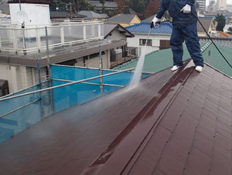 屋根塗装、高圧洗浄の様子