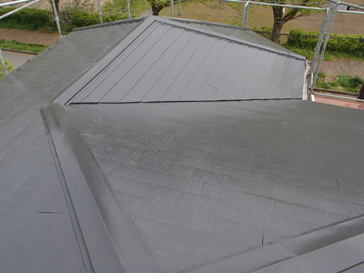 中井町田中でスレート屋根へ2回目の塗装、使用塗料はファインパーフェクトベスト