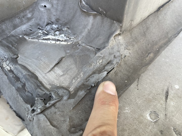 劣化したコーキングの割れ目