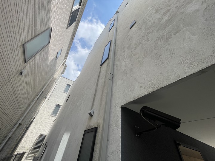 窓下の黒ずみが目立ってきた外壁