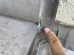 コーキングのひび割れを確認
