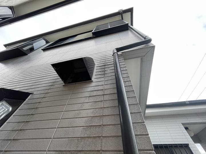 黒ずみが目立ってきた外壁