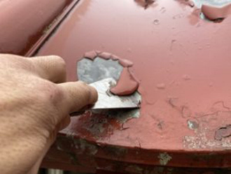 皮スキを使用したケレン作業