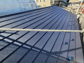 ネイビー色のガルバリウム鋼板屋根