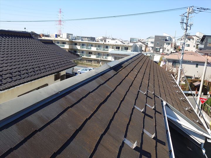 スレート屋根の全景