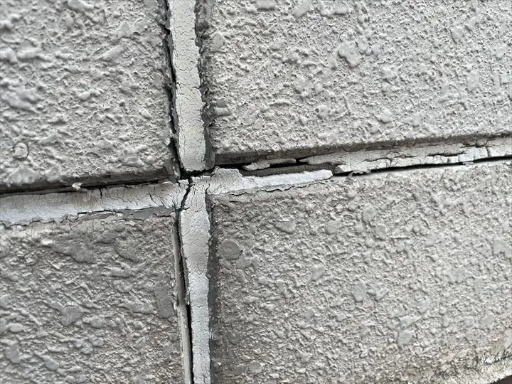 劣化により割れているコーキング