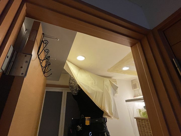 クロスを貼り付けます