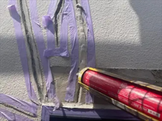 モルタル外壁のひび割れ補修の様子