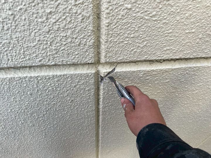 カッターでVカット