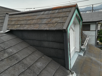 屋根塗装前のスレート屋根のドーマー