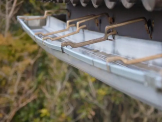 歪みが生じている雨樋