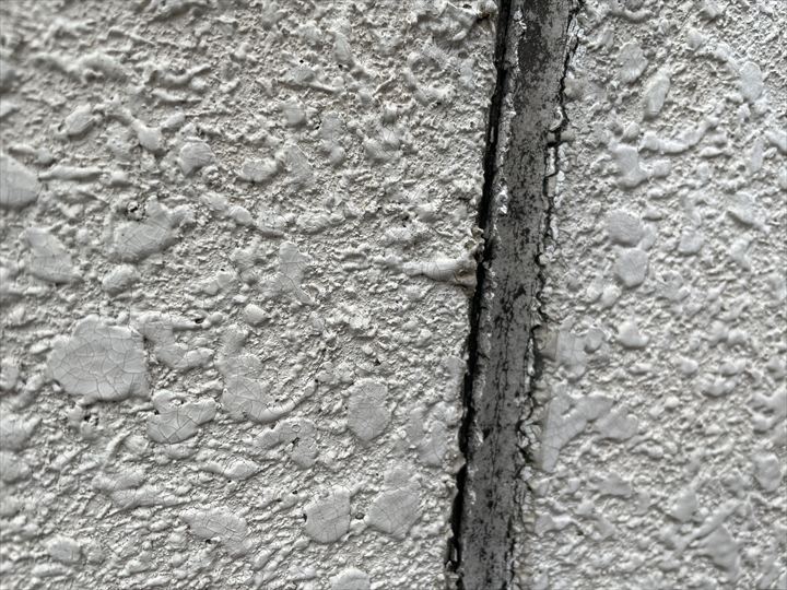 隙間が空いた目地