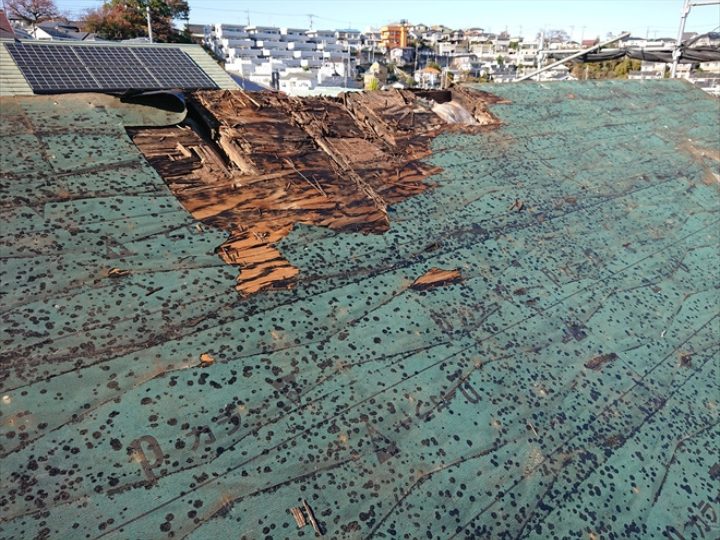 腐食してボロボロになった野地板