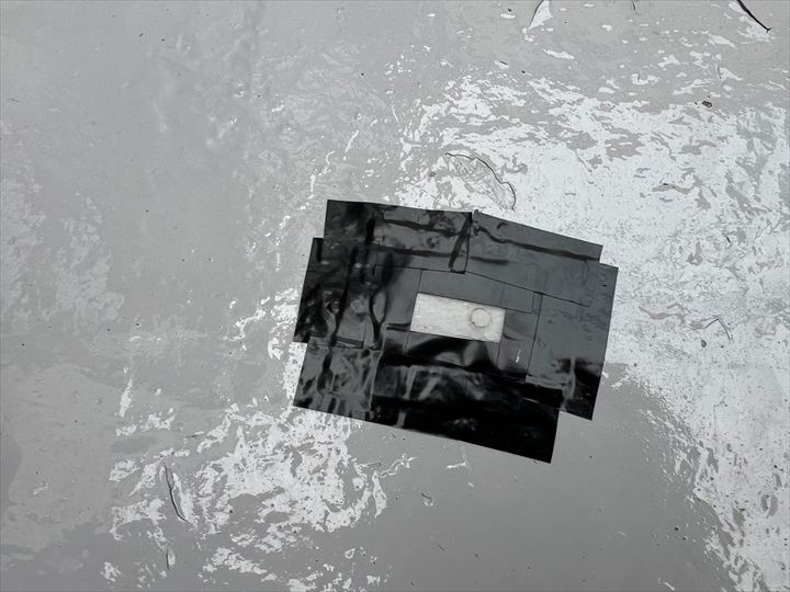 バルコニーに穴が・・・