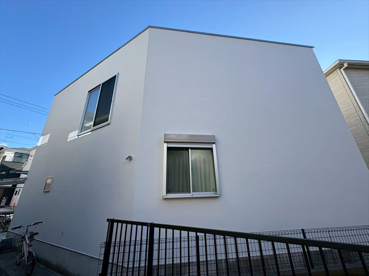 ひび割れも綺麗に見えなくなった外壁