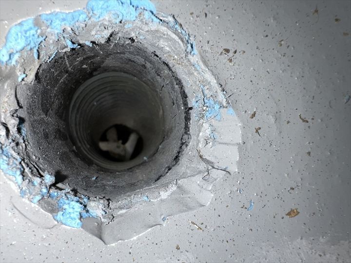 防水工事中に見つけた排水口の異物
