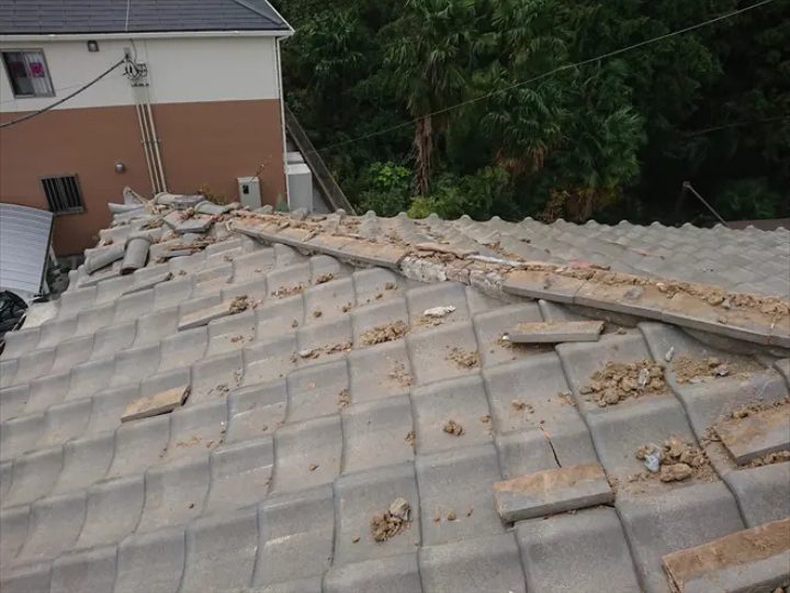 台風によって倒壊した棟瓦